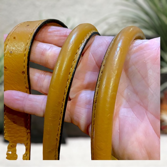 🚨‼️SOLD 🚨‼️ Michael Khors Ostrich Hamilton line leather purse - Picture 3 of 10